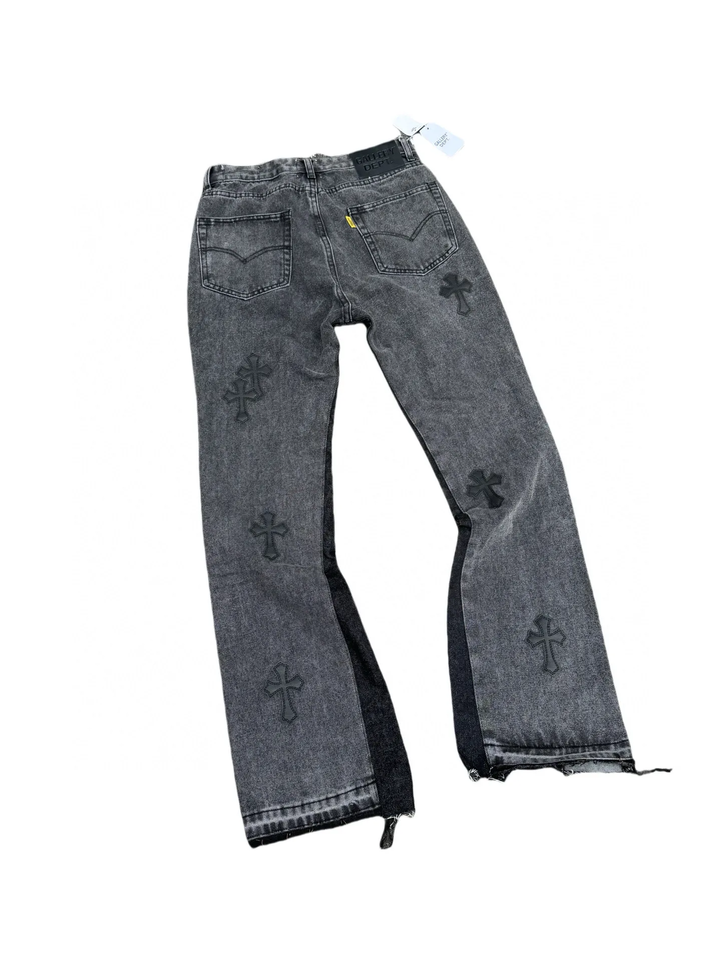 P260💰G99 GALLERY DEPT. Crow's leather cross denim bell-bottoms washed distressed spliced ​​jeans denim washing factory. During the process, the owner of the washing factory helped introduce a boss who once worked at Levi's OEM factory and then started his own business. This also paved the way for the following styles. Therefore, Levi's remodeled single product for the base plate is really familiar. Whether it is the fabrics supplied or the lathes used in production, there is nothing to choose from. -Color: Black -Size: S-XXL (corresponding to 28-36)